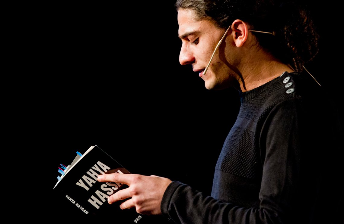 Oslo 20140221.
Den danske dikteren Yahya Hassan leser opp dikt under Morsmålsdagen 2014 på Litteraturhuset i Oslo fredag ettermiddag.
Foto: Vegard Grøtt / NTB scanpix Oslo 20140221.
Den danske dikteren Yahya Hassan leser opp dikt under Morsmålsdagen 2014 på Litteraturhuset i Oslo fredag ettermiddag.
Foto: Vegard Grøtt / NTB scanpix