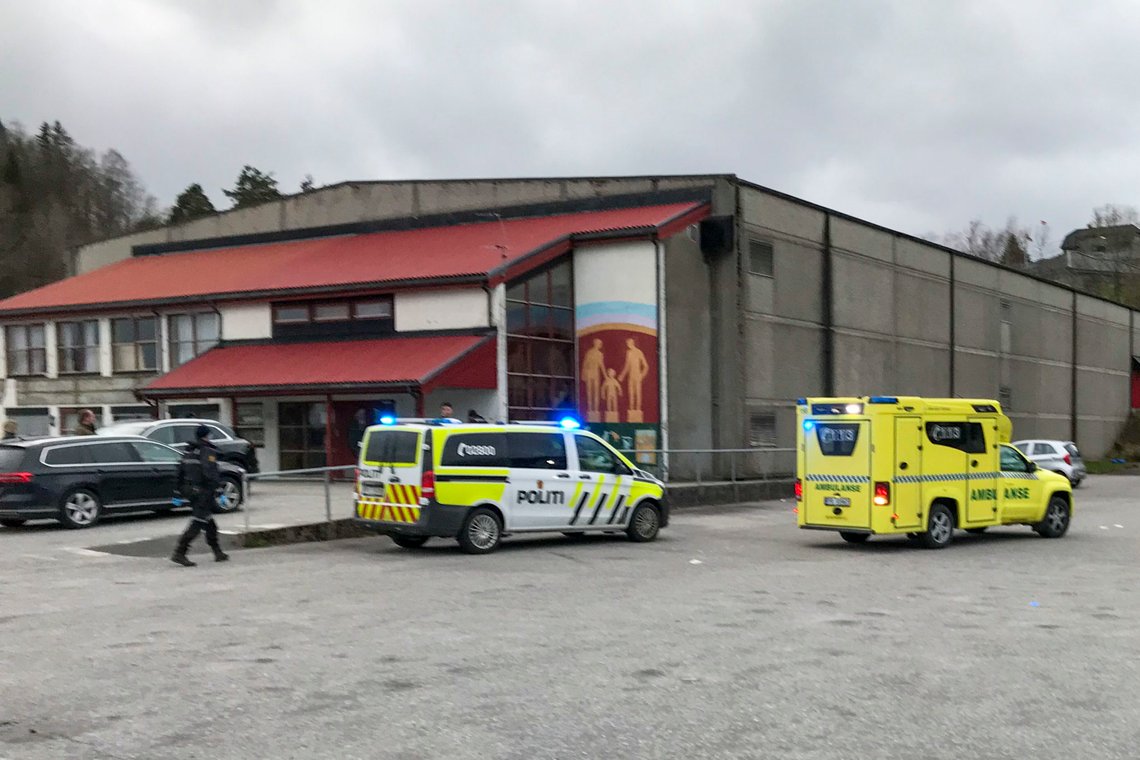 Lyngdal 20200414.
Politi og ambulanse utenfor Lyngdalshallen, der flere personer skal være skadd etter et slagsmål tirsdag kveld.
Foto: Torrey Enoksen / Lister24 / NTB scanpix Lyngdal 20200414.
Politi og ambulanse utenfor Lyngdalshallen, der flere personer skal være skadd etter et slagsmål tirsdag kveld.
Foto: Torrey Enoksen / Lister24 / NTB scanpix