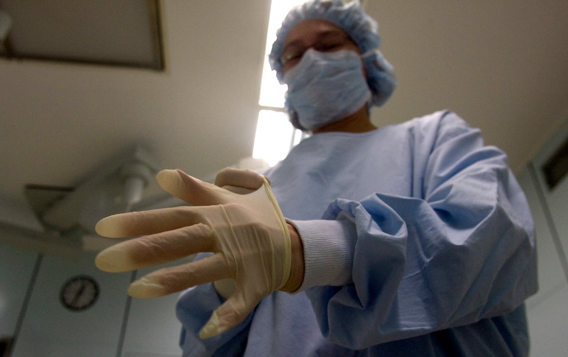 A surgery nurse puts on gloves before procedures on a patient with MRSA (Methicillin resistant Staphylococcus Aureus) in the operating theatre of the Unfallkrankenhaus Berlin (UKB) hospital in Berlin February 29, 2008. REUTERS/Fabrizio Bensch (GERMANY) A surgery nurse puts on gloves before procedures on a patient with MRSA (Methicillin resistant Staphylococcus Aureus) in the operating theatre of the Unfallkrankenhaus Berlin (UKB) hospital in Berlin February 29, 2008. REUTERS/Fabrizio Bensch (GERMANY)