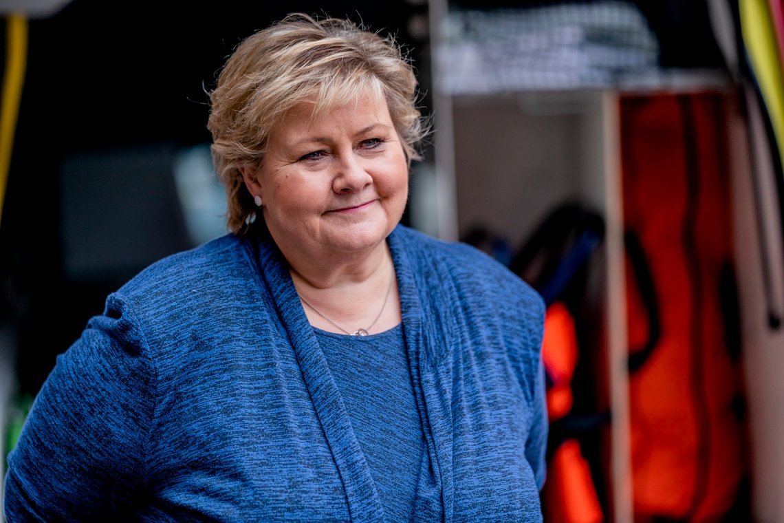 Oslo 20200401.
Statsminister Erna Solberg hilser på mannskaper fra Røde Kors Hjelpekorps som i år ikke reiser til fjells, men sørger for å opprettholde beredskapen i Oslo og marka.
Foto: Stian Lysberg Solum / NTB scanpix Oslo 20200401.
Statsminister Erna Solberg hilser på mannskaper fra Røde Kors Hjelpekorps som i år ikke reiser til fjells, men sørger for å opprettholde beredskapen i Oslo og marka.
Foto: Stian Lysberg Solum / NTB scanpix