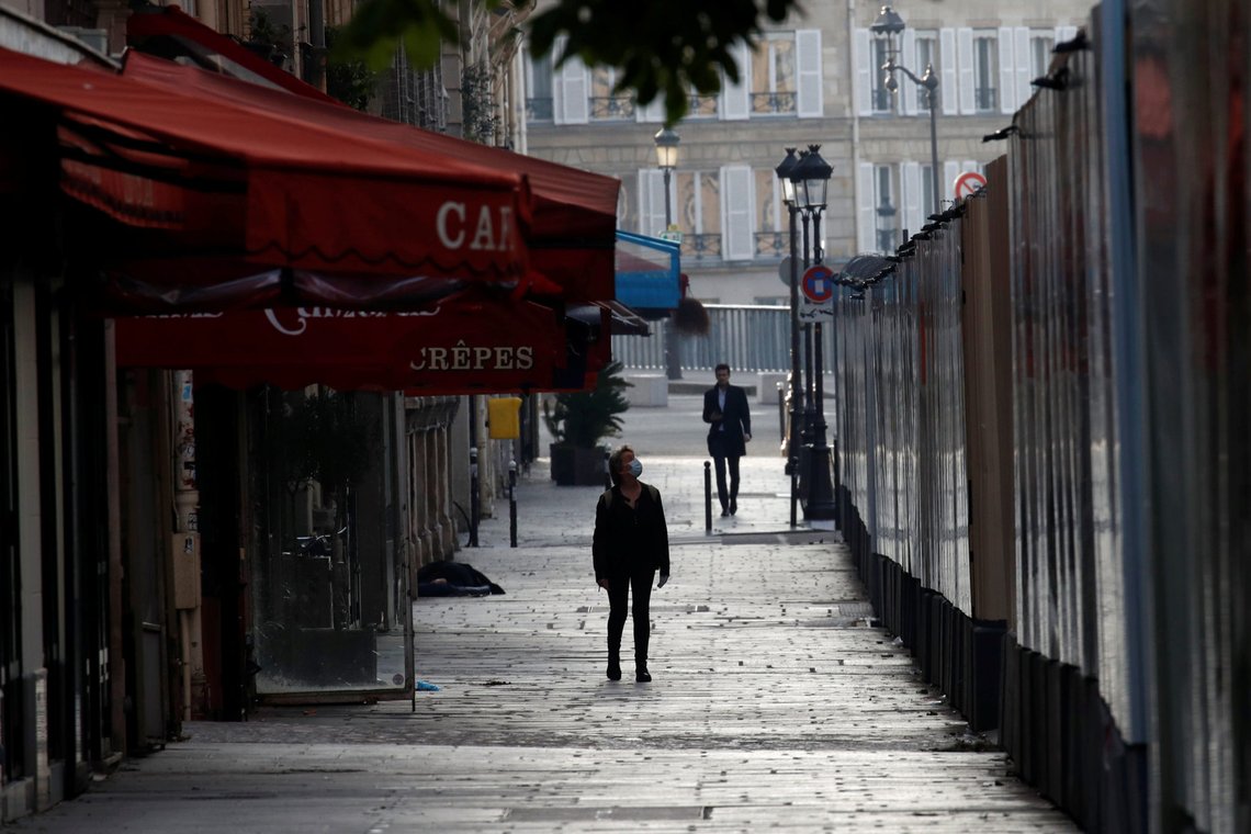 People walk observing safe social distance in Paris during a lockdown imposed to slow the spread of the coronavirus disease (COVID-19) in France, April 7, 2020. REUTERS/Gonzalo Fuentes People walk observing safe social distance in Paris during a lockdown imposed to slow the spread of the coronavirus disease (COVID-19) in France, April 7, 2020. REUTERS/Gonzalo Fuentes
