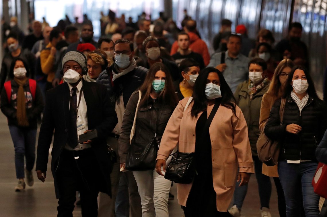 Commuters wearing protective face masks make their way along a suburban train platform as they arrive at at the Gare du Nord RER station in Paris during a lockdown imposed to slow the rate of the coronavirus disease (COVID-19) in France, April 27, 2020. REUTERS/Gonzalo Fuentes Commuters wearing protective face masks make their way along a suburban train platform as they arrive at at the Gare du Nord RER station in Paris during a lockdown imposed to slow the rate of the coronavirus disease (COVID-19) in France, April 27, 2020. REUTERS/Gonzalo Fuentes