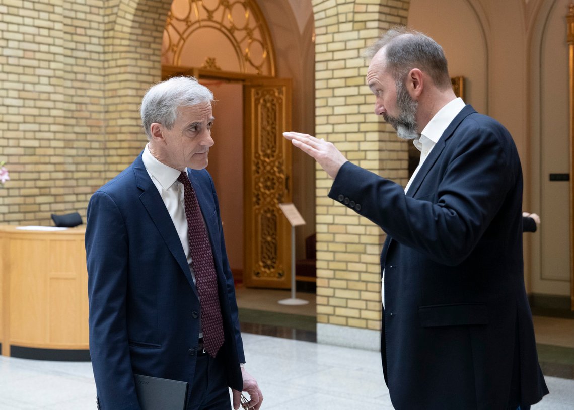 Oslo 20200319.
Arbeiderpartileder Jonas Gahr Støre og Trond Giske i vandrehallen før pressekonferansen på Stortinget om regjeringens krisetiltak i forbindelse med korona utbruddet torsdag.
Foto: Terje Bendiksby / NTB scanpix Oslo 20200319.
Arbeiderpartileder Jonas Gahr Støre og Trond Giske i vandrehallen før pressekonferansen på Stortinget om regjeringens krisetiltak i forbindelse med korona utbruddet torsdag.
Foto: Terje Bendiksby / NTB scanpix