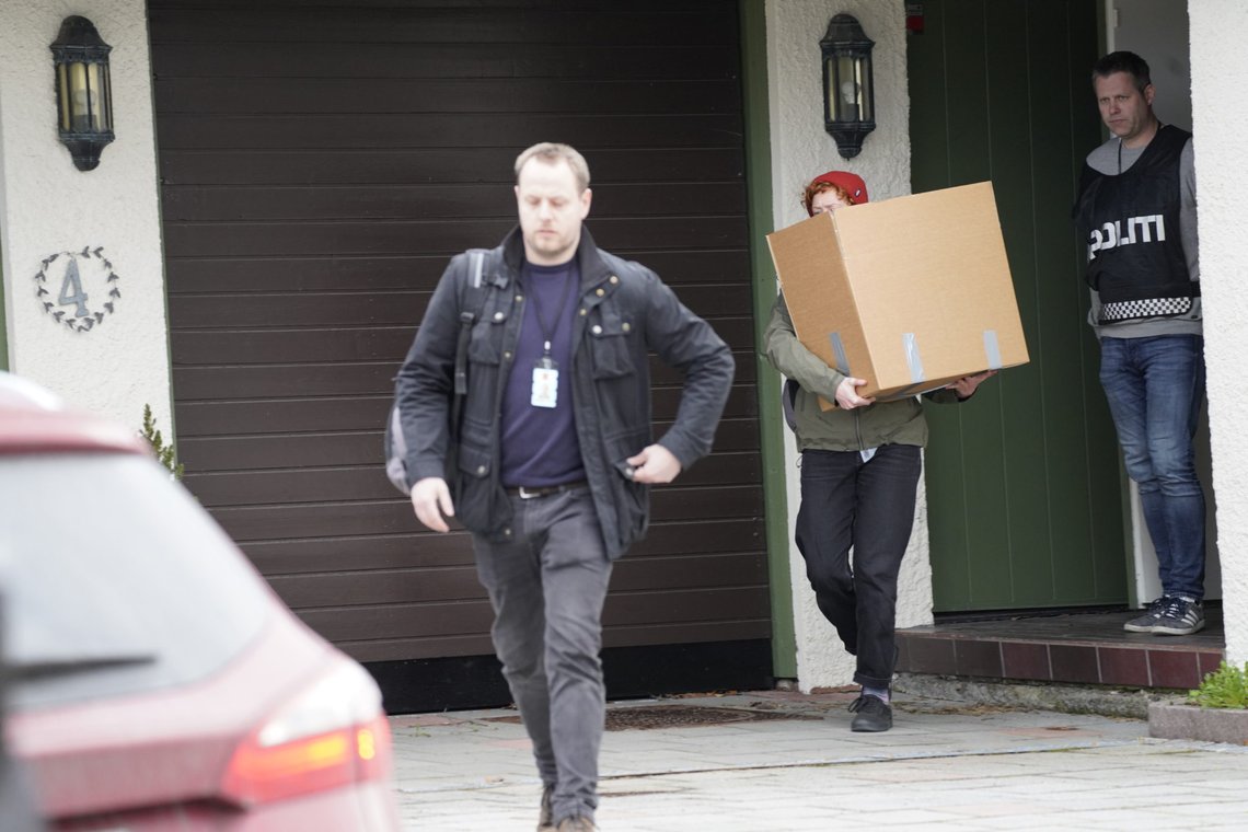 Lørenskog 20200428.
Anne-Elisabeth Hagens ektemann Tom Hagen er pågrepet i en politiaksjon i Lørenskog. Hans kone har vært savnet i halvannet år. Politiet bærer ut beslag som er lagt i esker.
Foto: Heiko Junge / NTB scanpix Lørenskog 20200428.
Anne-Elisabeth Hagens ektemann Tom Hagen er pågrepet i en politiaksjon i Lørenskog. Hans kone har vært savnet i halvannet år. Politiet bærer ut beslag som er lagt i esker.
Foto: Heiko Junge / NTB scanpix
