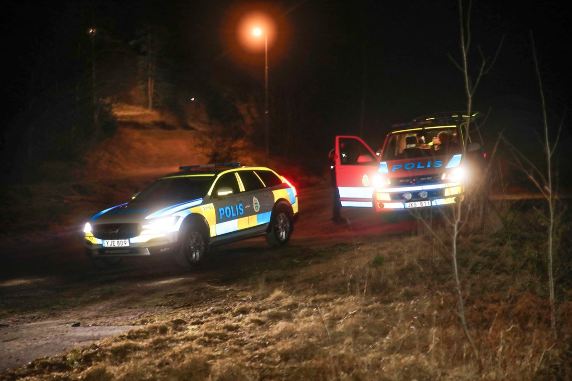 Uppsala, Sverige 20200326.
Tre personer er funnet døde i en bil som sto i brann ved en idrettsplass utenfor Uppsala i Sverige.De døde ble oppdaget torsdag kveld da politi og brannvesenet rykket ut for å slokke bilbrannen.
Foto: Staffan Claesson/TT Nyhetsbyrån / NTB scanpix Uppsala, Sverige 20200326.
Tre personer er funnet døde i en bil som sto i brann ved en idrettsplass utenfor Uppsala i Sverige.De døde ble oppdaget torsdag kveld da politi og brannvesenet rykket ut for å slokke bilbrannen.
Foto: Staffan Claesson/TT Nyhetsbyrån / NTB scanpix