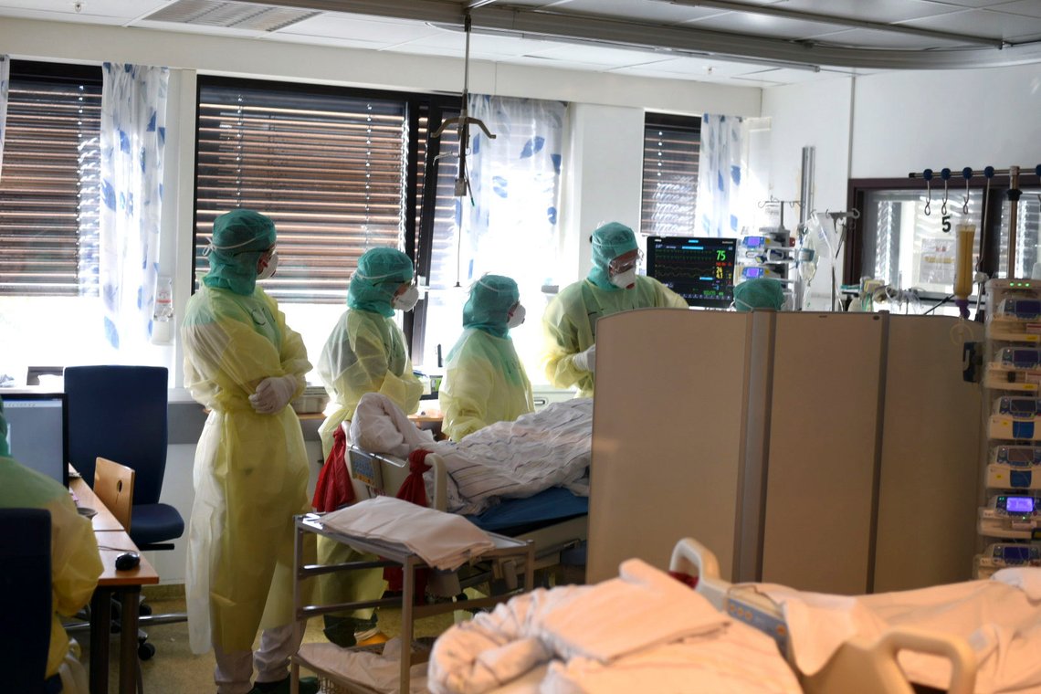 Bærum 20200417.
Vestre Viken HF har selv tatt bilder fra innsiden av civid-posten på Sørum sykehus som viser personale iført smittevernutstyr under behandling av koronasmittet pasient.
Foto: Vestre Viken HF / NTB scanpix Bærum 20200417.
Vestre Viken HF har selv tatt bilder fra innsiden av civid-posten på Sørum sykehus som viser personale iført smittevernutstyr under behandling av koronasmittet pasient.
Foto: Vestre Viken HF / NTB scanpix
