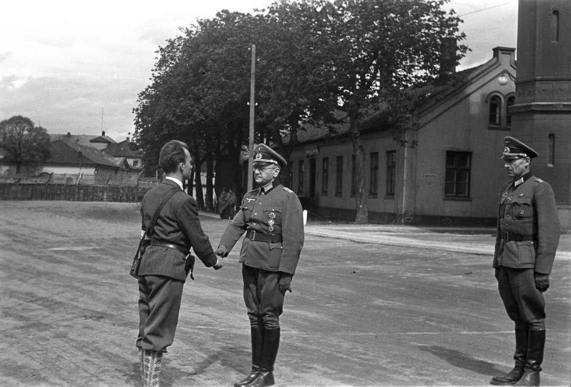Oslo. Frigjøringen av Norge, fredsdagene mai 1945. Akershus festning blir overtatt av de norske hjemmestyrkene 11. mai. En enhet fra Hjemmestyrkene, under ledelse av Terje Rollem (tv) overtar Akershus Festning fra den tyske komandanten Major Nichterlein og hans adjutant Hauptmann Hamel 11.mai 1945.
Foto: Johannes Stage NTB / SCANPIX Oslo. Frigjøringen av Norge, fredsdagene mai 1945. Akershus festning blir overtatt av de norske hjemmestyrkene 11. mai. En enhet fra Hjemmestyrkene, under ledelse av Terje Rollem (tv) overtar Akershus Festning fra den tyske komandanten Major Nichterlein og hans adjutant Hauptmann Hamel 11.mai 1945.
Foto: Johannes Stage NTB / SCANPIX