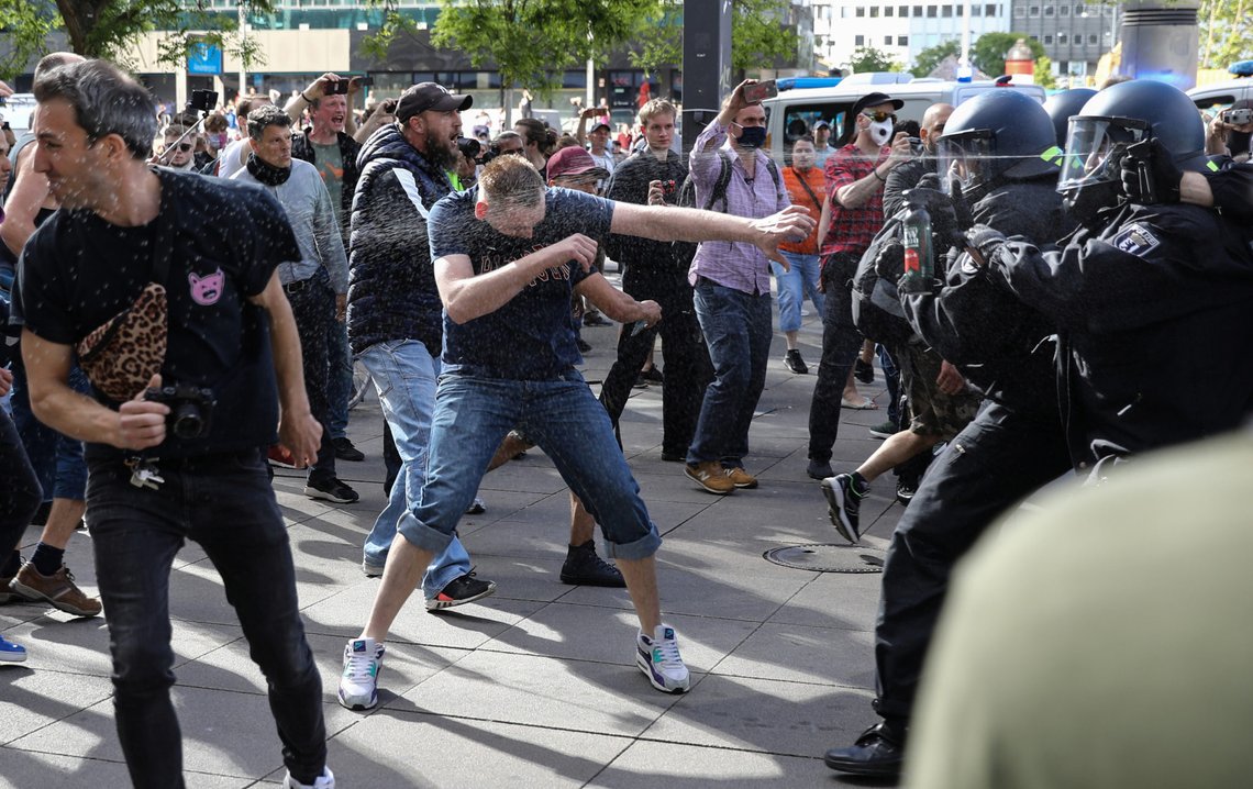 Police officers pepper spray protesters during a demonstration at Alexanderplatz, amid the spread of the coronavirus disease (COVID-19), in Berlin, Germany, May 9, 2020. REUTERS / Christian Mang Police officers pepper spray protesters during a demonstration at Alexanderplatz, amid the spread of the coronavirus disease (COVID-19), in Berlin, Germany, May 9, 2020. REUTERS / Christian Mang