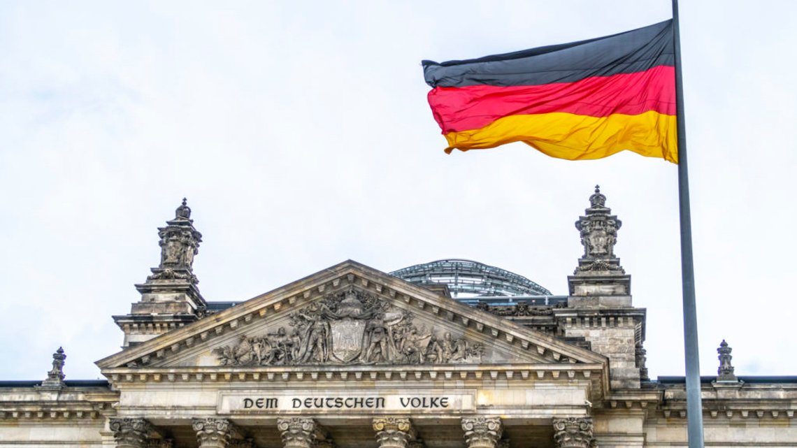 Berlin 20191009
Tysk flagg over del av Riksdagsbygningen i Berlin i Tyskland.
Foto: Halvard Alvik / NTB scanpix Berlin 20191009
Tysk flagg over del av Riksdagsbygningen i Berlin i Tyskland.
Foto: Halvard Alvik / NTB scanpix