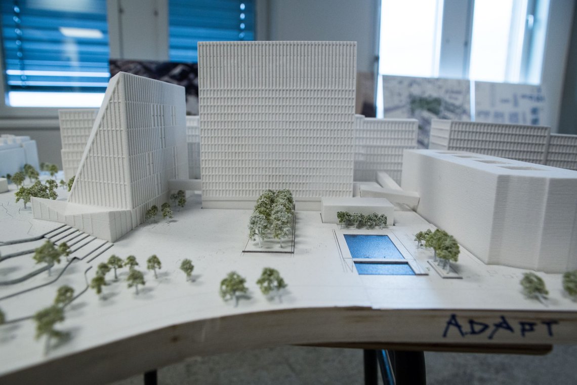 Oslo 20170927.
Statsbygg presenterer kandidatene til det nye Regjeringskvartalet i sine lokaler i sentrum. Vinneren av løsningsforslag for det nye regjeringskvartalet. Adapt fra arkitektteamet Team Urbis ble vinnerene.
Foto: Mariam Butt / NTB scanpix Oslo 20170927.
Statsbygg presenterer kandidatene til det nye Regjeringskvartalet i sine lokaler i sentrum. Vinneren av løsningsforslag for det nye regjeringskvartalet. Adapt fra arkitektteamet Team Urbis ble vinnerene.
Foto: Mariam Butt / NTB scanpix