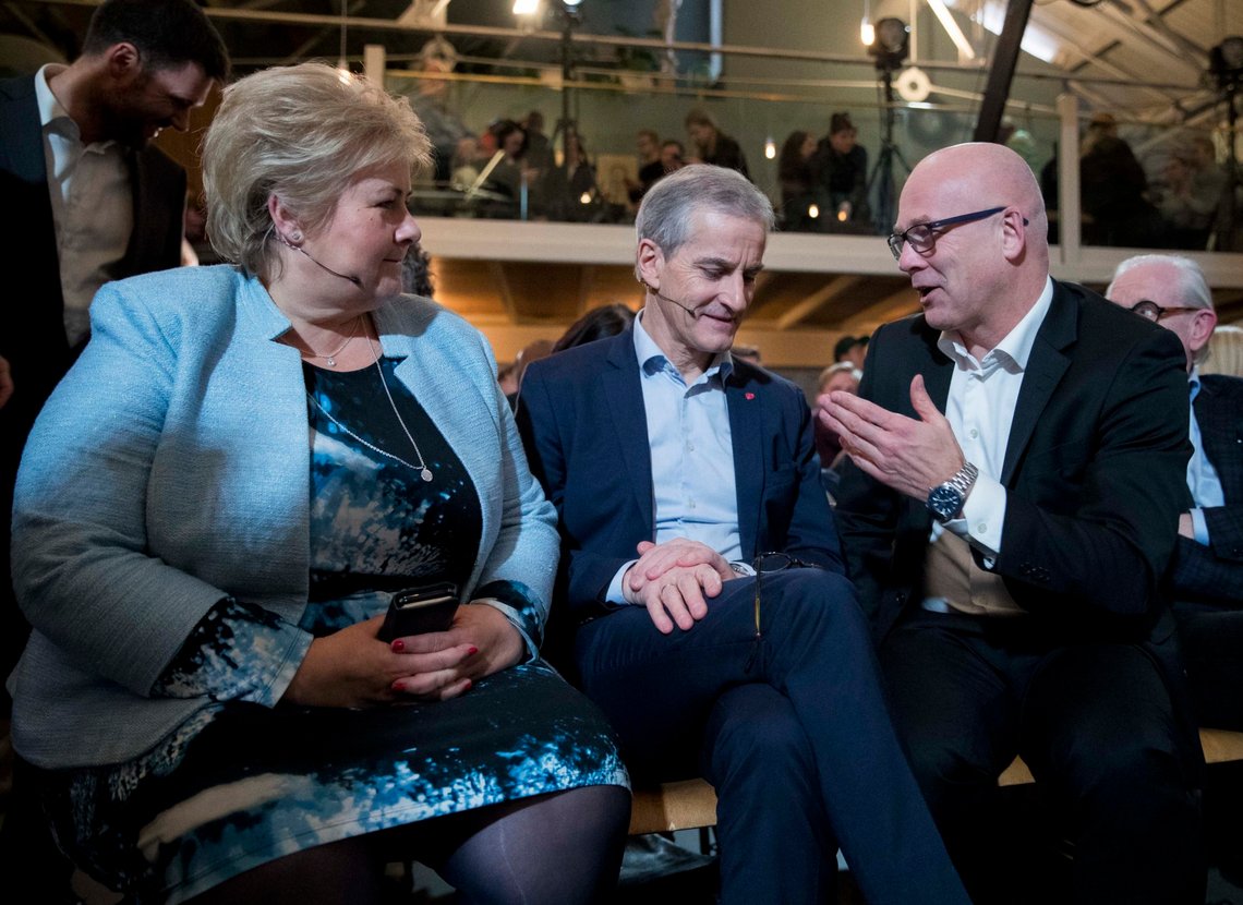 Oslo 20181128.
Politisk kvarter feirer seg selv med mange prominente politikere. Erna Solberg (H) sammen med Jonas Gahr Støre (A) og kringkastingssjef Thor Gjermund Eriksen t.h.
Foto: Terje Pedersen / NTB scanpix Oslo 20181128.
Politisk kvarter feirer seg selv med mange prominente politikere. Erna Solberg (H) sammen med Jonas Gahr Støre (A) og kringkastingssjef Thor Gjermund Eriksen t.h.
Foto: Terje Pedersen / NTB scanpix