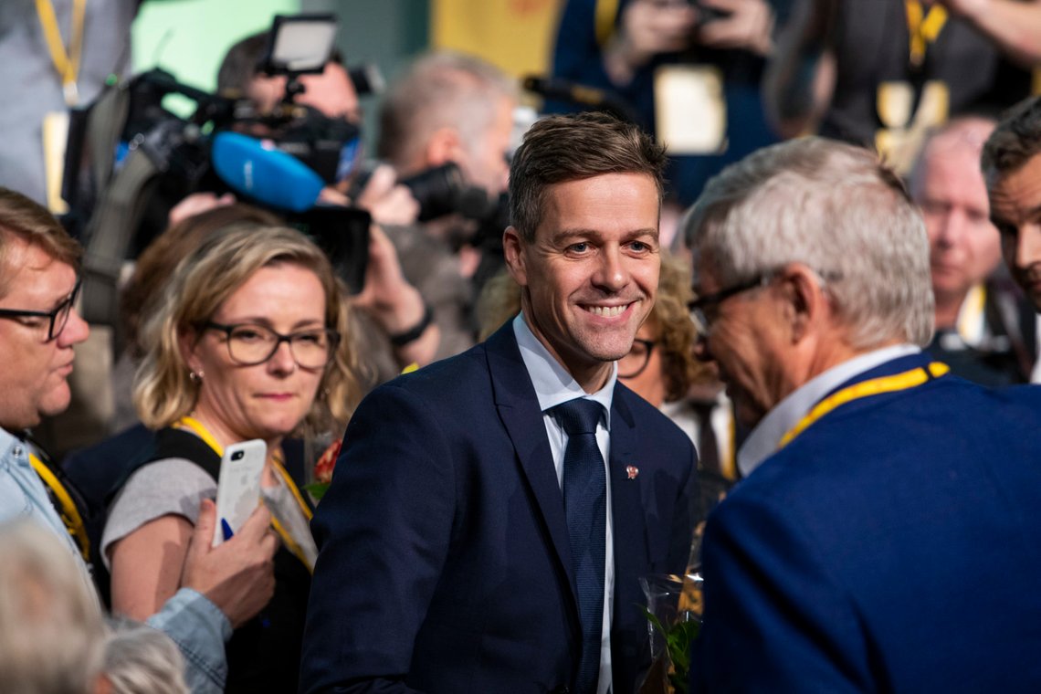 Gardermoen 20181102.
Partileder Knut Arild Hareide smiler mot tidligere partileder og statsminister Kjell Magne Bondevik etter at det ble kjent at han tapte kampen om regjeringsdeltakelse. Partiet stemte for å samarbeide med Høyre, Venstre
og Frp, mens Hareide ville samarbeide med Arbeiderpartiet og Senterpartiet.
Foto: Tore Meek / NTB scanpix Gardermoen 20181102.
Partileder Knut Arild Hareide smiler mot tidligere partileder og statsminister Kjell Magne Bondevik etter at det ble kjent at han tapte kampen om regjeringsdeltakelse. Partiet stemte for å samarbeide med Høyre, Venstre
og Frp, mens Hareide ville samarbeide med Arbeiderpartiet og Senterpartiet.
Foto: Tore Meek / NTB scanpix