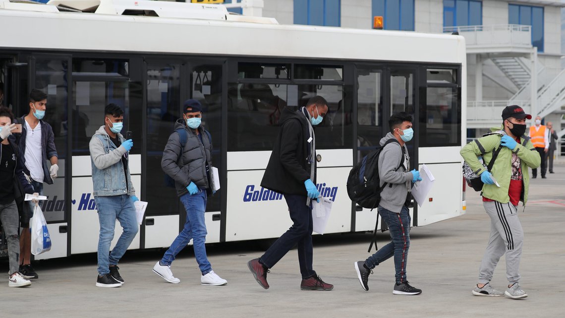 Unge menn fra greske leirer på vei ombord i et fly til Storbritannia på flyplassen i Athen den 11. mai 2020. Foto: Alkis Konstantinidis / Reuters / Scanpix. Unge menn fra greske leirer på vei ombord i et fly til Storbritannia på flyplassen i Athen den 11. mai 2020. Foto: Alkis Konstantinidis / Reuters / Scanpix.