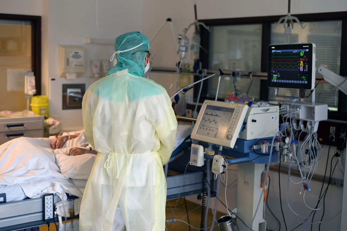 Bærum 20200417.
Vestre Viken HF har selv tatt bilder fra innsiden av civid-posten på Bærum sykehus som viser personale iført smittevernutstyr under behandling av koronasmittede pasienter.
Foto: Vestre Viken HF / NTB scanpix Bærum 20200417.
Vestre Viken HF har selv tatt bilder fra innsiden av civid-posten på Bærum sykehus som viser personale iført smittevernutstyr under behandling av koronasmittede pasienter.
Foto: Vestre Viken HF / NTB scanpix