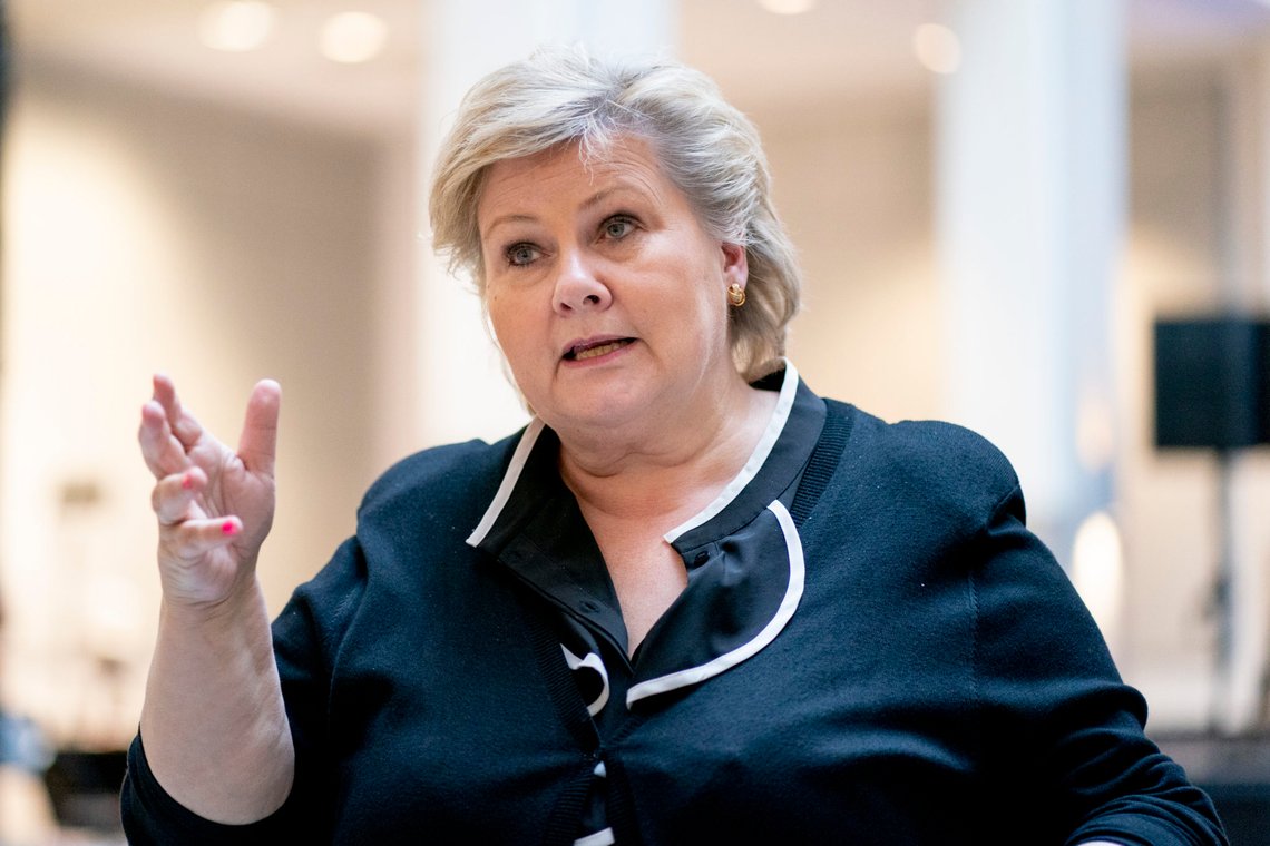 Oslo 20200424.
Statsminister Erna Solberg under den daglige oppdatering om koronavirus-situasjonen.
Foto: Fredrik Hagen / NTB scanpix Oslo 20200424.
Statsminister Erna Solberg under den daglige oppdatering om koronavirus-situasjonen.
Foto: Fredrik Hagen / NTB scanpix