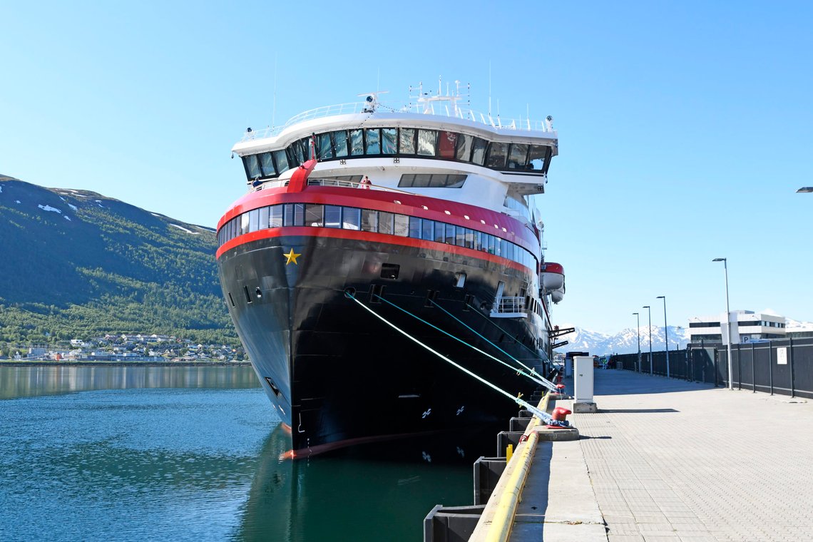 Tromsø 20190703.
Hurtigrutens splitter nye ekspedisjonsskip MS Roald Amundsen ved kai iTromsø i dag. Senere på dagen skal det ut på sin jomfrutur.
Foto: Rune Stoltz Bertinussen / NTB scanpix Tromsø 20190703.
Hurtigrutens splitter nye ekspedisjonsskip MS Roald Amundsen ved kai iTromsø i dag. Senere på dagen skal det ut på sin jomfrutur.
Foto: Rune Stoltz Bertinussen / NTB scanpix