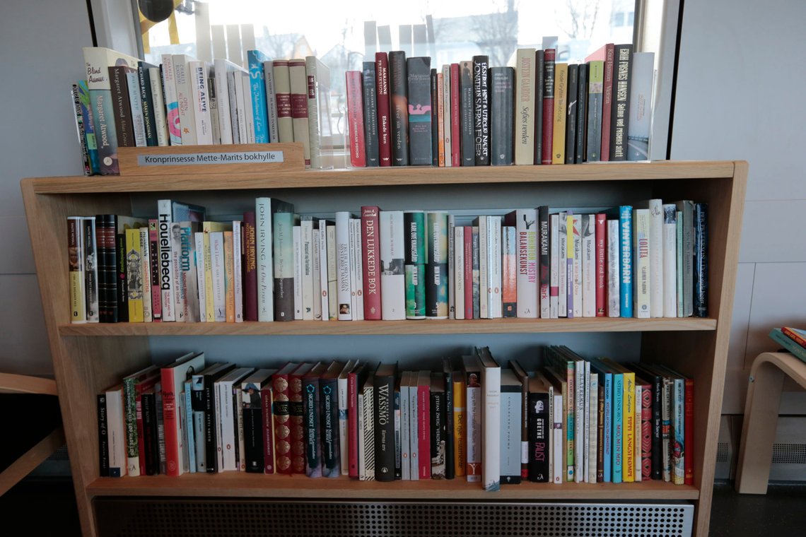 BODØ 20140401.
Kronprinsesse Mette-Marit på Bodø stasjon i forbindelse med den Litterære togturen i Nordland fra tirsdag til onsdag. Ombord på Litteraturtoget finner man blant annet kronprinsessens bokhylle.
Foto: Lise Åserud / NTB scanpix BODØ 20140401.
Kronprinsesse Mette-Marit på Bodø stasjon i forbindelse med den Litterære togturen i Nordland fra tirsdag til onsdag. Ombord på Litteraturtoget finner man blant annet kronprinsessens bokhylle.
Foto: Lise Åserud / NTB scanpix