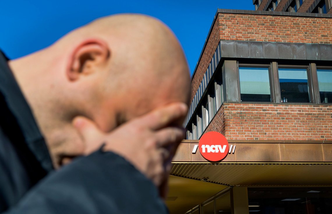 Oslo 20190228.
Illustrasjonsbilder: En mann utenfor med et NAV skilt. Modellklarert
Foto: Gorm Kallestad / NTB scanpix Oslo 20190228.
Illustrasjonsbilder: En mann utenfor med et NAV skilt. Modellklarert
Foto: Gorm Kallestad / NTB scanpix
