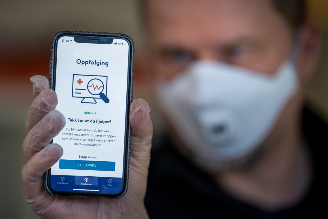 Oslo 20200416.
Folkehelseinstituttets nye app smittestopp for smittesporing. Appen skal hjelpe myndighetene med smittesporing, men kan også brukes til å varsle brukeren om at han eller hun har vært i nærheten av noen som er smittet av koronaviruset.
Foto: Heiko Junge / NTB scanpix Oslo 20200416.
Folkehelseinstituttets nye app smittestopp for smittesporing. Appen skal hjelpe myndighetene med smittesporing, men kan også brukes til å varsle brukeren om at han eller hun har vært i nærheten av noen som er smittet av koronaviruset.
Foto: Heiko Junge / NTB scanpix
