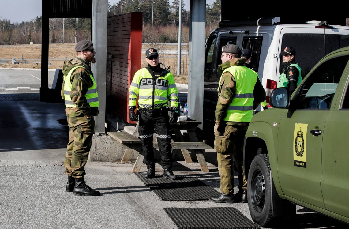 Svinesund 20200327.
Politi og militært personell (HV, Heimevernet) passer på ved grensen mellom Norge og Sverige på Svinesund.
Foto: Vidar Ruud / NTB scanpix Svinesund 20200327.
Politi og militært personell (HV, Heimevernet) passer på ved grensen mellom Norge og Sverige på Svinesund.
Foto: Vidar Ruud / NTB scanpix