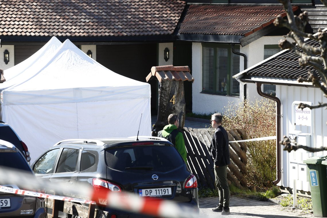 Lørenskog 20200505.
Aktivitet ved boligen til Tom Hagen tirsdag. Det er satt opp sperringer og telt og politiet søker i en kum.
Foto: Terje Pedersen / NTB scanpix Lørenskog 20200505.
Aktivitet ved boligen til Tom Hagen tirsdag. Det er satt opp sperringer og telt og politiet søker i en kum.
Foto: Terje Pedersen / NTB scanpix
