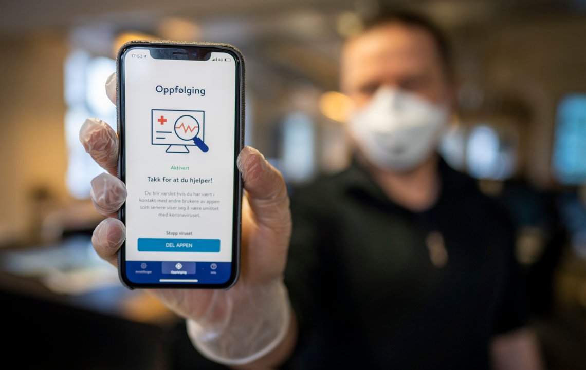 Oslo 20200416.
Folkehelseinstituttets nye app smittestopp for smittesporing. Appen skal hjelpe myndighetene med smittesporing, men kan også brukes til å varsle brukeren om at han eller hun har vært i nærheten av noen som er smittet av koronaviruset.
Foto: Heiko Junge / NTB scanpix Oslo 20200416.
Folkehelseinstituttets nye app smittestopp for smittesporing. Appen skal hjelpe myndighetene med smittesporing, men kan også brukes til å varsle brukeren om at han eller hun har vært i nærheten av noen som er smittet av koronaviruset.
Foto: Heiko Junge / NTB scanpix