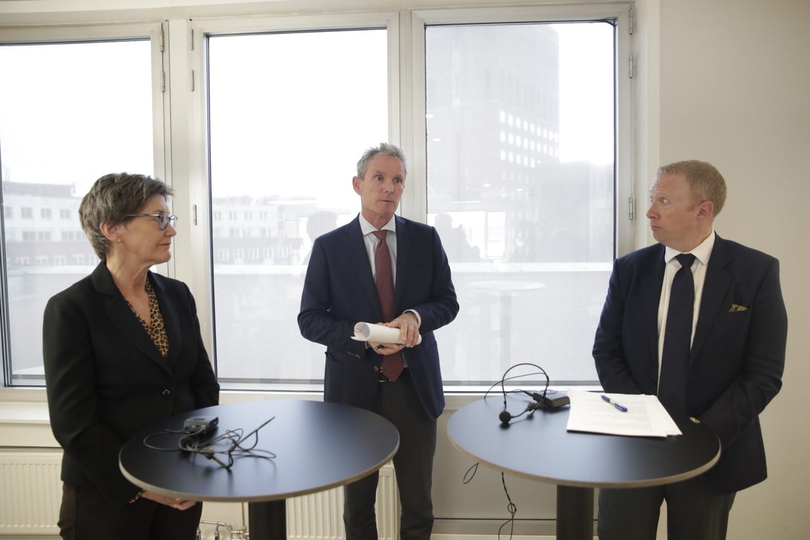 Oslo 20200513.
Norfund med administrerende direktør Tellef Thorleifsson, styreleder Olaug Svarva og Thomas Fjell Heltne på pressmøte i forbindelse med svindel for 100 millioner kroner gjennom et digitalt angrep.
Foto: Vidar Ruud / NTB scanpix Oslo 20200513.
Norfund med administrerende direktør Tellef Thorleifsson, styreleder Olaug Svarva og Thomas Fjell Heltne på pressmøte i forbindelse med svindel for 100 millioner kroner gjennom et digitalt angrep.
Foto: Vidar Ruud / NTB scanpix