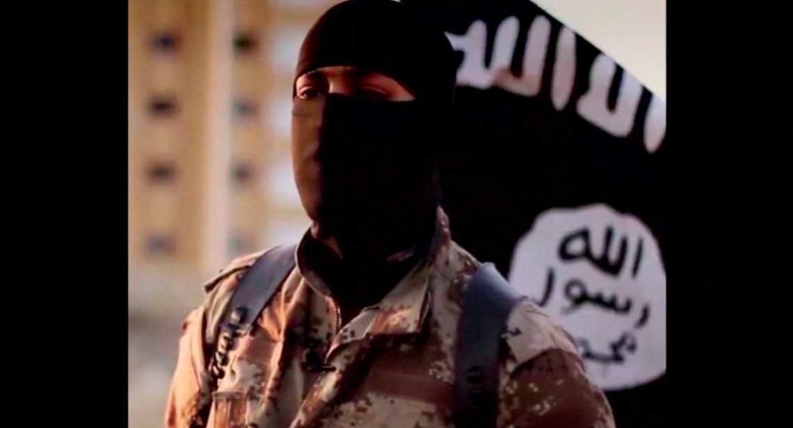 A masked man speaking in what is believed to be a North American accent in a video that Islamic State militants released in September 2014 is pictured in this still frame from video obtained by Reuters October 7, 2014. The FBI said October 7, 2014 it was seeking information on the man's identity, and issued an appeal for help in identifying individuals heading overseas to join militants in combat. REUTERS/FBI/Handout via Reuters (UNITED STATES - Tags: POLITICS RELIGION CONFLICT) THIS IMAGE HAS BEEN SUPPLIED BY A THIRD PARTY. IT IS DISTRIBUTED, EXACTLY AS RECEIVED BY REUTERS, AS A SERVICE TO CLIENTS. FOR EDITORIAL USE ONLY. NOT FOR SALE FOR MARKETING OR ADVERTISING CAMPAIGNS A masked man speaking in what is believed to be a North American accent in a video that Islamic State militants released in September 2014 is pictured in this still frame from video obtained by Reuters October 7, 2014. The FBI said October 7, 2014 it was seeking information on the man's identity, and issued an appeal for help in identifying individuals heading overseas to join militants in combat. REUTERS/FBI/Handout via Reuters (UNITED STATES - Tags: POLITICS RELIGION CONFLICT) THIS IMAGE HAS BEEN SUPPLIED BY A THIRD PARTY. IT IS DISTRIBUTED, EXACTLY AS RECEIVED BY REUTERS, AS A SERVICE TO CLIENTS. FOR EDITORIAL USE ONLY. NOT FOR SALE FOR MARKETING OR ADVERTISING CAMPAIGNS