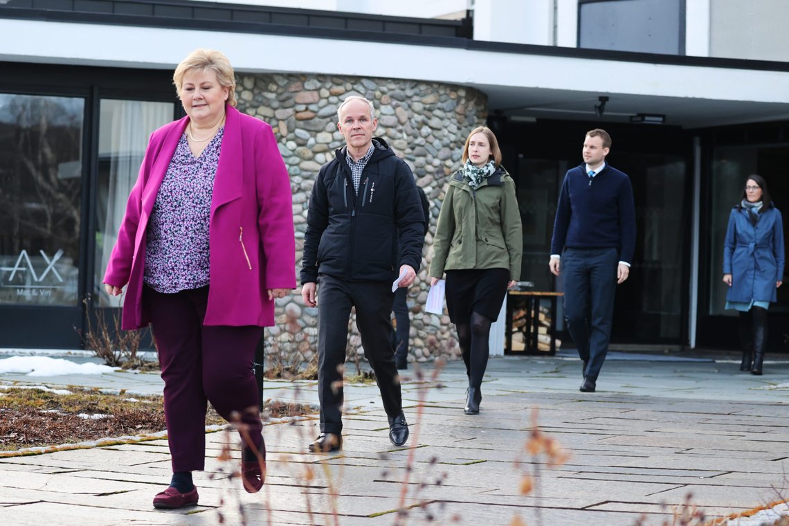Hurdal 20200316.
Regjeringen stiller til fotografering før de starter sin budsjettkonferanse. Etterpå blir det korte kommentarer fra statsminister Erna Solberg (H), finansminister Jan Tore Sanner (H), næringsminister Iselin Nybø (V) og barne- og familieminister Kjell Ingolf Ropstad (KrF).
Foto: Ørn E. Borgen / NTB scanpix Hurdal 20200316.
Regjeringen stiller til fotografering før de starter sin budsjettkonferanse. Etterpå blir det korte kommentarer fra statsminister Erna Solberg (H), finansminister Jan Tore Sanner (H), næringsminister Iselin Nybø (V) og barne- og familieminister Kjell Ingolf Ropstad (KrF).
Foto: Ørn E. Borgen / NTB scanpix