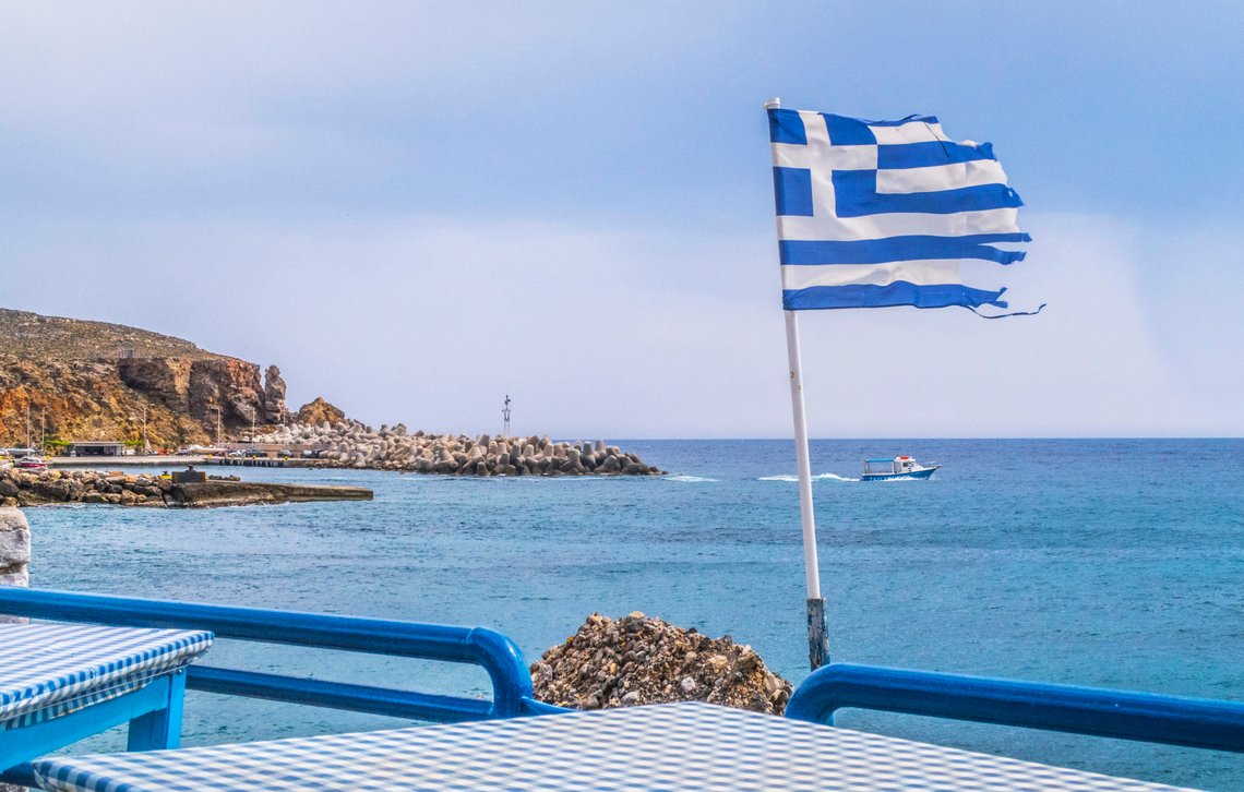 Kreta 20180429 Gresk flagg ved kafebord i Hora Sfakion på sørsiden av Kreta i Hellas.
Foto: Halvard Alvik, NTB scanpix Kreta 20180429 Gresk flagg ved kafebord i Hora Sfakion på sørsiden av Kreta i Hellas.
Foto: Halvard Alvik, NTB scanpix