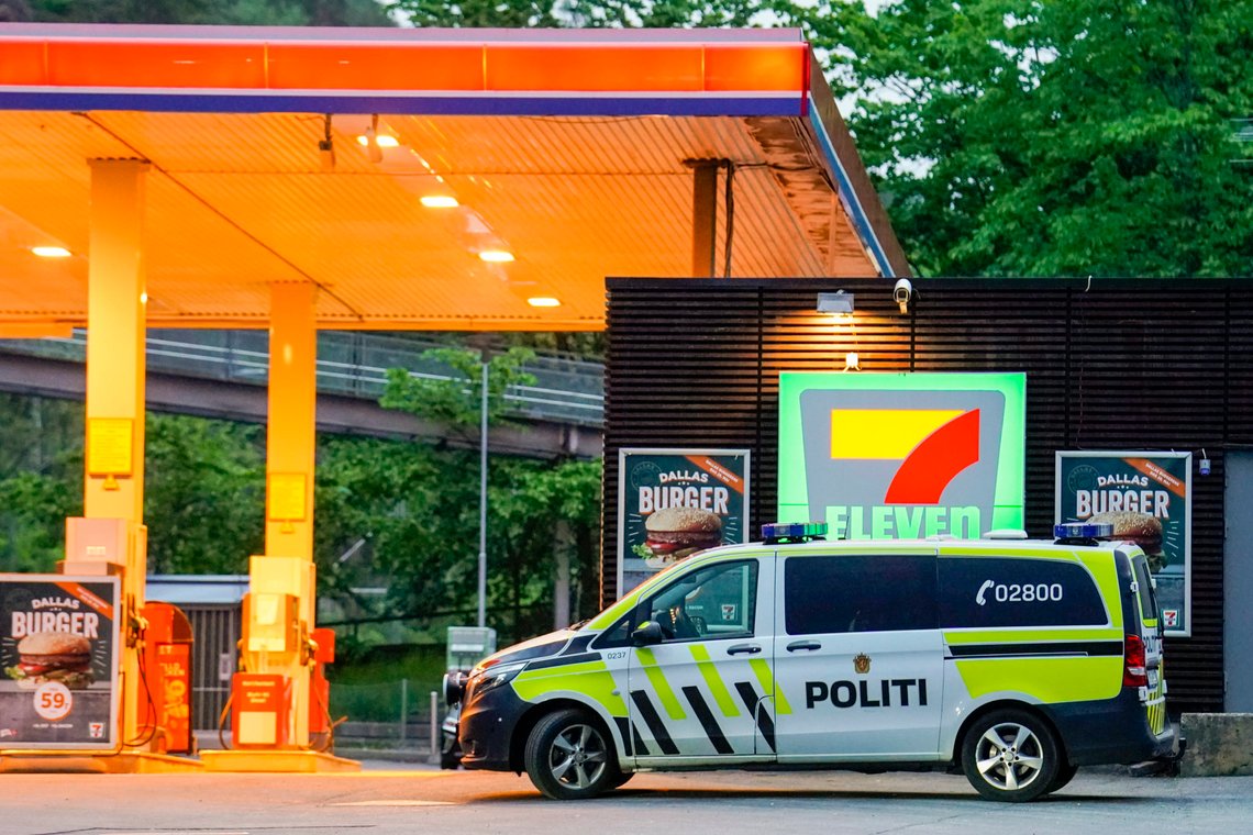 Oslo 20200522.
Politiet er på stedet ved 7-Eleven Bekkelaget etter meldinger om et masseslagsmål mellom en stor gruppe ungdommer.
Foto: Fredrik Hagen / NTB scanpix Oslo 20200522.
Politiet er på stedet ved 7-Eleven Bekkelaget etter meldinger om et masseslagsmål mellom en stor gruppe ungdommer.
Foto: Fredrik Hagen / NTB scanpix