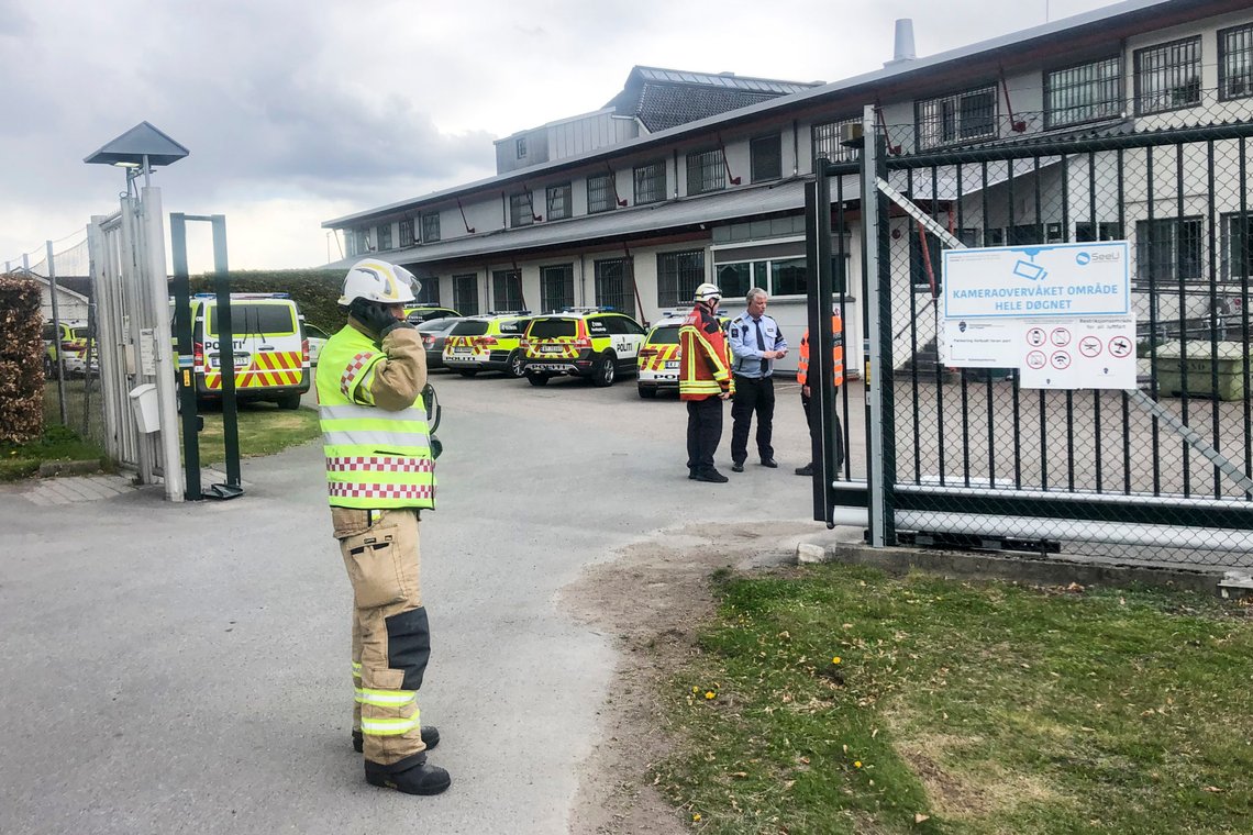 Tønsberg 20200512.
Mannskaper fra politi og brann- og redningsetaten ved Sem fengsel i Tønsberg, der sju-åtte innsatte har forskanset seg på en avdeling.
Foto: Per Annar Holm / NTB scanpix Tønsberg 20200512.
Mannskaper fra politi og brann- og redningsetaten ved Sem fengsel i Tønsberg, der sju-åtte innsatte har forskanset seg på en avdeling.
Foto: Per Annar Holm / NTB scanpix