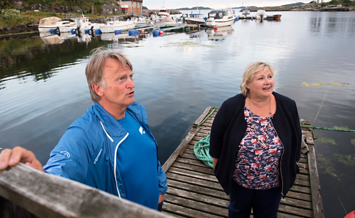 Sund 20170729.
Statsminister Erna Solberg, Høyre, er på valgkamp i Hordaland, her er hun ved Kystkultursenteret: Trellevik-naustet sammen med 2. kandidat i Hordaland, Ove Trellevik.
Foto: Marit Hommedal / NTB scanpix Sund 20170729.
Statsminister Erna Solberg, Høyre, er på valgkamp i Hordaland, her er hun ved Kystkultursenteret: Trellevik-naustet sammen med 2. kandidat i Hordaland, Ove Trellevik.
Foto: Marit Hommedal / NTB scanpix