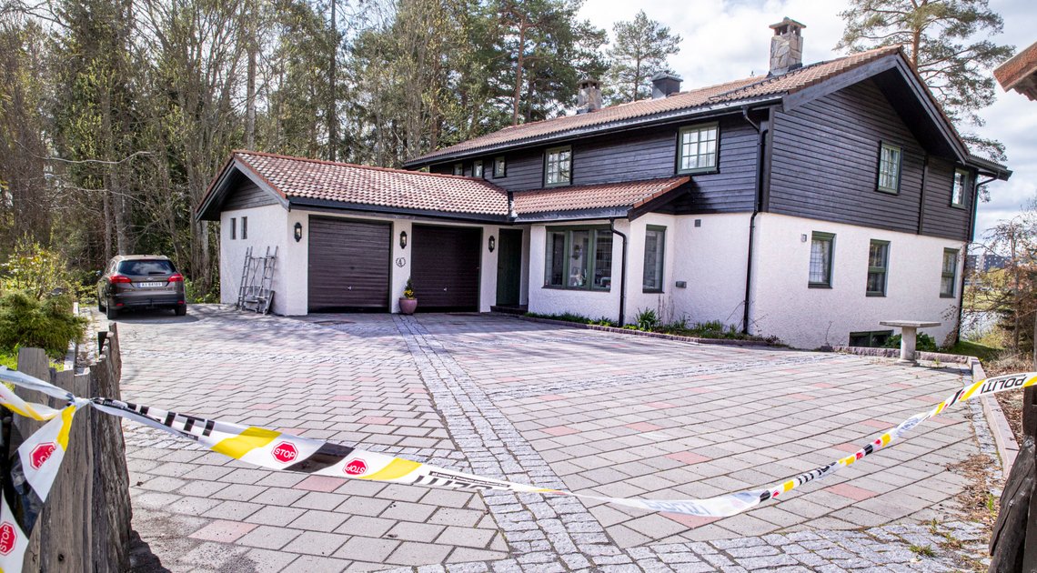 Lørenskog 20200504.
Politiet søker fortsatt i Tom Hagens bolig i Lørenskog. Kumlokk i innkjørselen til villaen i Sloraveien 4.
Foto: Terje Pedersen / NTB scanpix Lørenskog 20200504.
Politiet søker fortsatt i Tom Hagens bolig i Lørenskog. Kumlokk i innkjørselen til villaen i Sloraveien 4.
Foto: Terje Pedersen / NTB scanpix