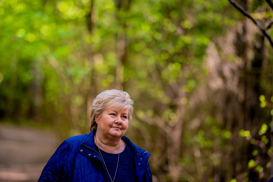 Oslo 20200518.
Statsminister Erna Solberg ble med når DNT igjen arrangerte seniortur i Kongeskogen på Bygdøy etter å ha vært strengt ned på grunn av Korona-krisen.
Foto: Stian Lysberg Solum / NTB scanpix Oslo 20200518.
Statsminister Erna Solberg ble med når DNT igjen arrangerte seniortur i Kongeskogen på Bygdøy etter å ha vært strengt ned på grunn av Korona-krisen.
Foto: Stian Lysberg Solum / NTB scanpix