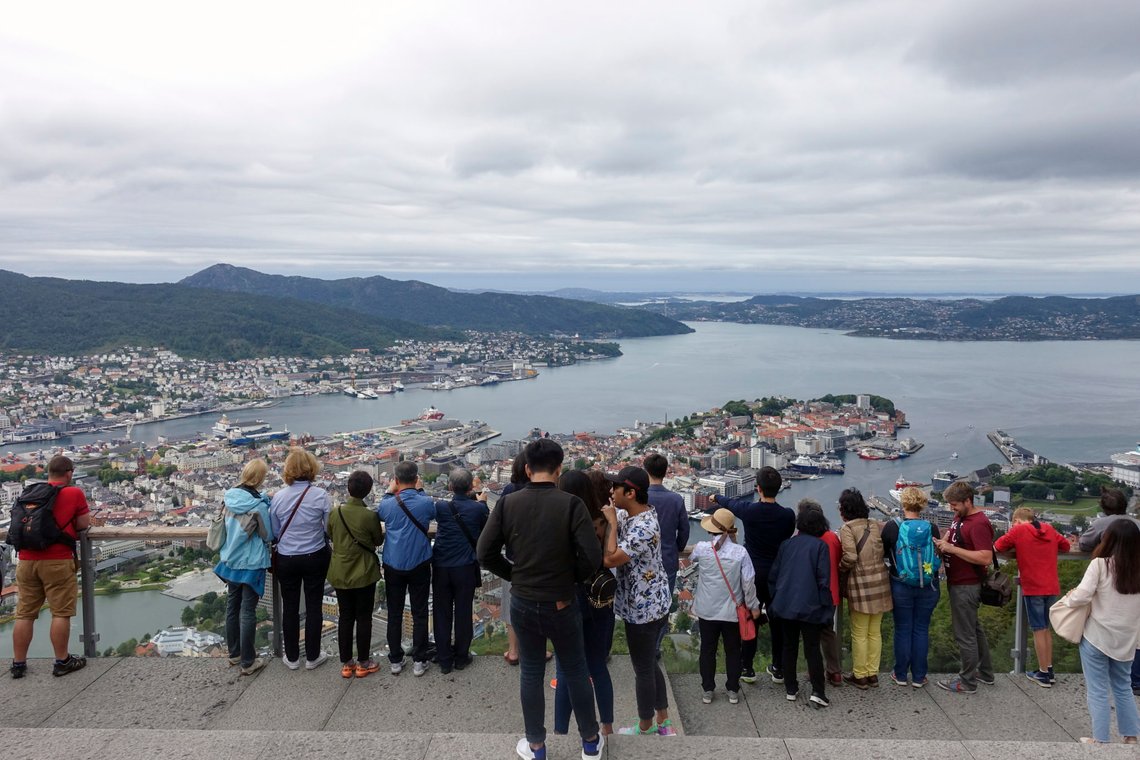 Bergen 20180723.
Turister beundrer utsikten fra Fløyen. Fløibanen og Fløyen er en av Bergens mest besøkte og største turistattraksjoner
Foto: Marianne Løvland / NTB scanpix Bergen 20180723.
Turister beundrer utsikten fra Fløyen. Fløibanen og Fløyen er en av Bergens mest besøkte og største turistattraksjoner
Foto: Marianne Løvland / NTB scanpix