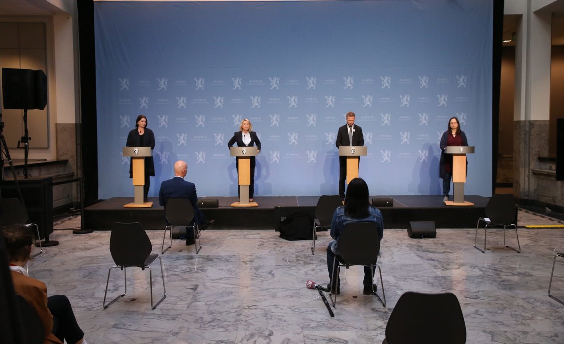 Oslo 20200520.
Pressekonferanse om koronasituasjonen med justis- og beredskapsminister Monica Mæland og helse- og omsorgsminister Bent Høie. Tilstede er også Folkehelseinstituttet ved fungerande assisterande direktør Gun Peggy Knudsen, og folk fra Helsedirektoratet.
Rapporten om sikkerheten rundt Smittestopp-appen frå Folkehelseinstituttet som ble vurdert av en uavhengig ekspertgruppe er ferdig og gruppen leder Jeanine Lilleng vil legge fram hovedkonklusjonene på pressekonferansen.
Foto: Ørn E. Borgen / NTB scanpix Oslo 20200520.
Pressekonferanse om koronasituasjonen med justis- og beredskapsminister Monica Mæland og helse- og omsorgsminister Bent Høie. Tilstede er også Folkehelseinstituttet ved fungerande assisterande direktør Gun Peggy Knudsen, og folk fra Helsedirektoratet.
Rapporten om sikkerheten rundt Smittestopp-appen frå Folkehelseinstituttet som ble vurdert av en uavhengig ekspertgruppe er ferdig og gruppen leder Jeanine Lilleng vil legge fram hovedkonklusjonene på pressekonferansen.
Foto: Ørn E. Borgen / NTB scanpix