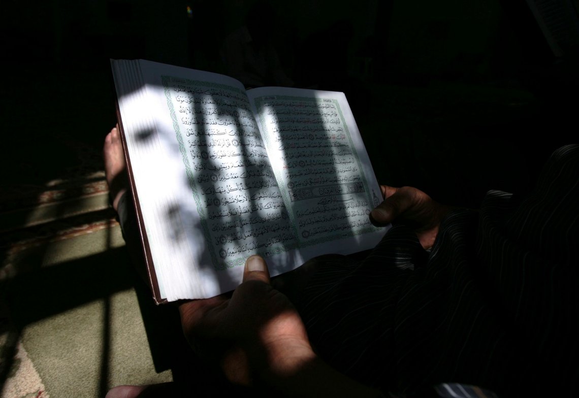 A Palestinian Muslim reads verses from the Koran inside a mosque in the West Bank city of Jenin September 22, 2007. REUTERS/Mohamad Torokman (WEST BANK) A Palestinian Muslim reads verses from the Koran inside a mosque in the West Bank city of Jenin September 22, 2007. REUTERS/Mohamad Torokman (WEST BANK)