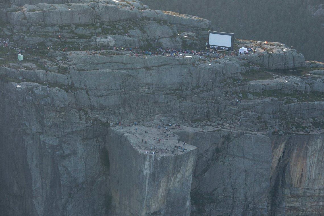 Forsand 20180801.
Filmvisning av Mission Impossible 6 på Preikestolen i Forsand kommune i Rogaland.
Foto: Carina Johansen / NTB Scanpix Forsand 20180801.
Filmvisning av Mission Impossible 6 på Preikestolen i Forsand kommune i Rogaland.
Foto: Carina Johansen / NTB Scanpix
