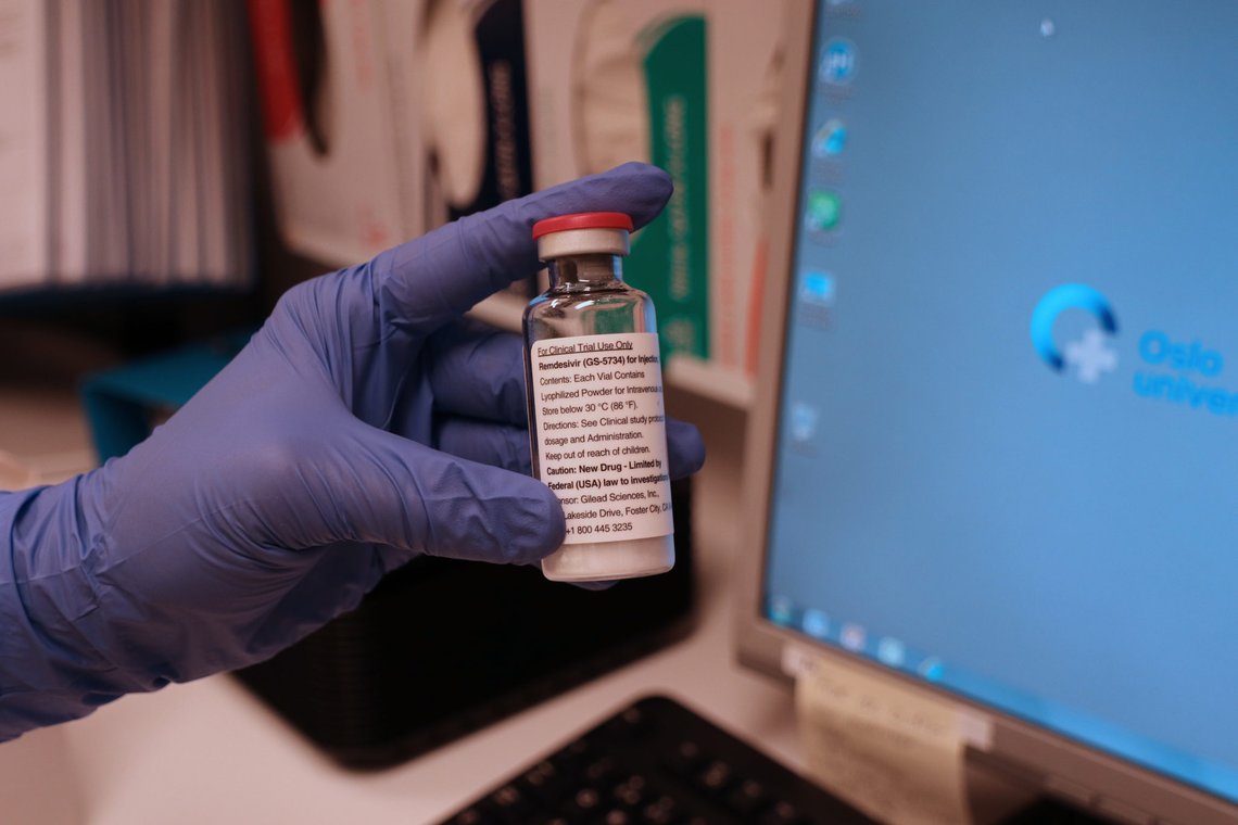 ”For Clinical Trial Use Only” - Remdesivir som pulver i hetteglass. Denne medisinen skal brukes på intensivpasienter innlagt ved OUS Rikshospitalet og som inngår i WHO-studien. Foto Anders Bayer/OUS ”For Clinical Trial Use Only” - Remdesivir som pulver i hetteglass. Denne medisinen skal brukes på intensivpasienter innlagt ved OUS Rikshospitalet og som inngår i WHO-studien. Foto Anders Bayer/OUS