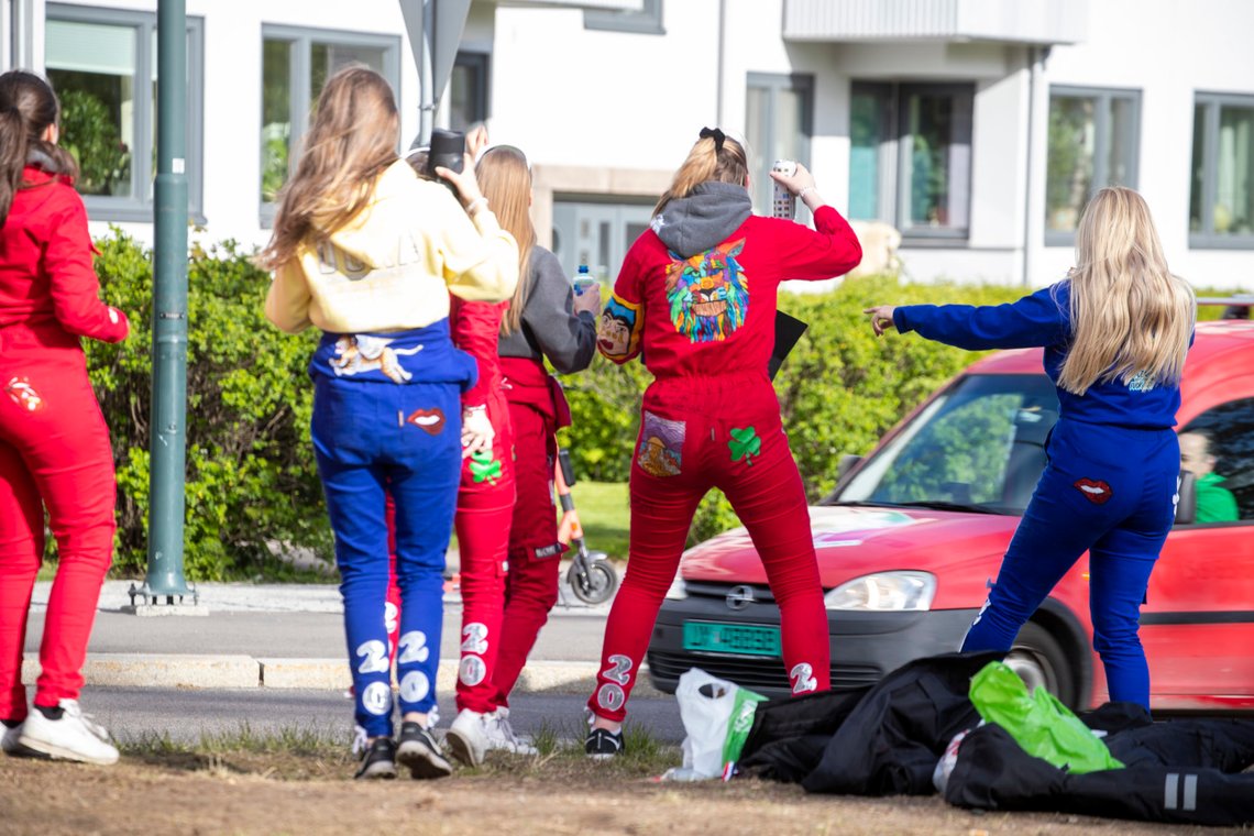 Oslo 20200515.
Russen er løs. to dager før 17 mai står denne gjengen i en rundkjøring på Sagene i Oslo.
Foto: Terje Pedersen / NTB scanpix Oslo 20200515.
Russen er løs. to dager før 17 mai står denne gjengen i en rundkjøring på Sagene i Oslo.
Foto: Terje Pedersen / NTB scanpix