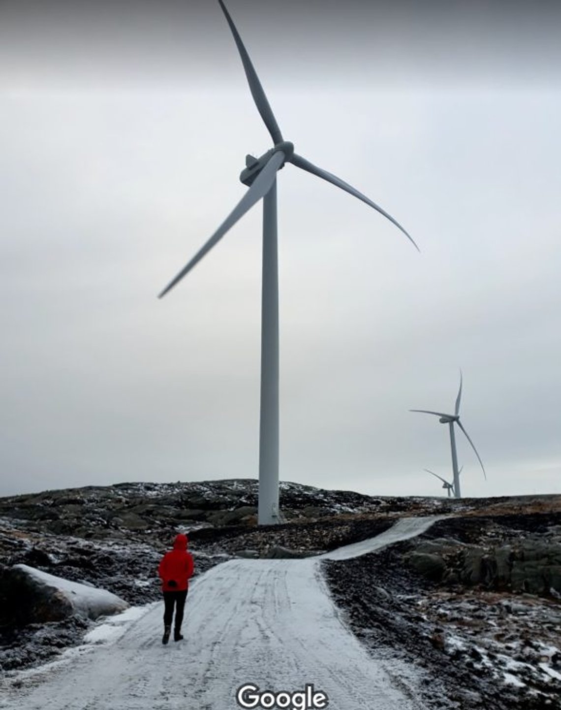 Storheia vindpark driftes av Fosen energi, og er med 80 turbiner Norges største vindpark. I begynnelsen av mai i år ble en lokal turentusiast nær drept av en vindmåler som ble slynget langt utenfor faresonen på 300 meter. Vindmåleren kom fra en av disse 87 meter høye tårnene. Foto: Skjermdump/Google maps/Stian Ugelstad Storheia vindpark driftes av Fosen energi, og er med 80 turbiner Norges største vindpark. I begynnelsen av mai i år ble en lokal turentusiast nær drept av en vindmåler som ble slynget langt utenfor faresonen på 300 meter. Vindmåleren kom fra en av disse 87 meter høye tårnene. Foto: Skjermdump/Google maps/Stian Ugelstad