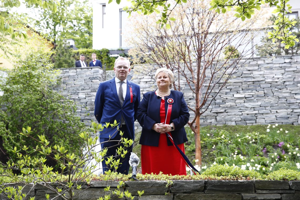 Oslo 20200517.
Statsminister Erna Solberg og hennes familie synger nasjonalsangen som mange andre nordmenn på 17. mai.Nasjonaldagen feires i år på en ny og annerledes måte på grunn av koronoaviruset..
Foto: Terje Pedersen / NTB scanpix Oslo 20200517.
Statsminister Erna Solberg og hennes familie synger nasjonalsangen som mange andre nordmenn på 17. mai.Nasjonaldagen feires i år på en ny og annerledes måte på grunn av koronoaviruset..
Foto: Terje Pedersen / NTB scanpix