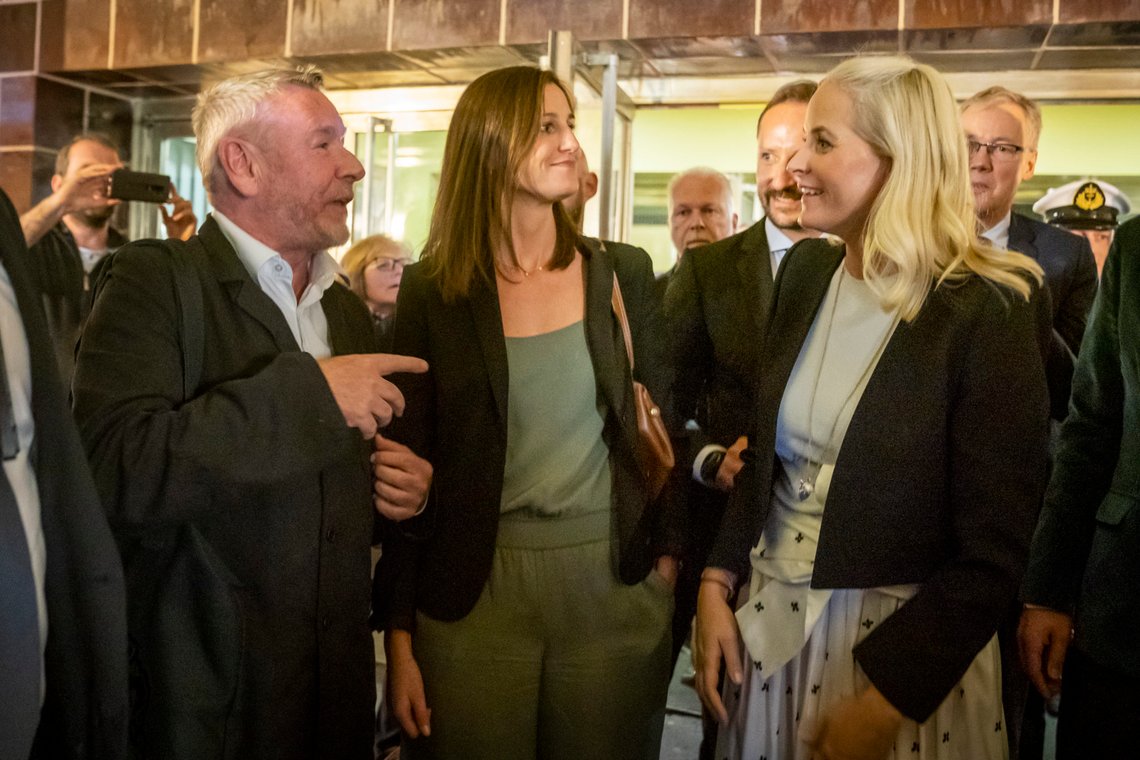 Berlin, Germany 20191013.
Kronprinsesse Mette-Marit og kronprins Haakon sammen med forfatterene Tomas Espedal og Helga Flatland utenfor den tyske radiokanalen RBB, Radio Eins i Berlin.
Foto: Heiko Junge / NTB scanpix Berlin, Germany 20191013.
Kronprinsesse Mette-Marit og kronprins Haakon sammen med forfatterene Tomas Espedal og Helga Flatland utenfor den tyske radiokanalen RBB, Radio Eins i Berlin.
Foto: Heiko Junge / NTB scanpix