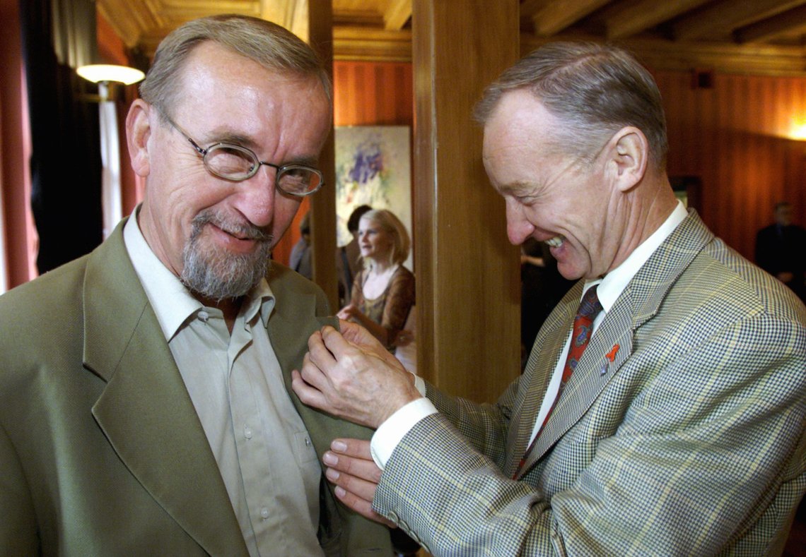OSLO 20001102: Nasjonal dugnad mot aids:
LO-leder Yngve Hågensen (til v) følte seg beæret over å bli dekorert for første gang, da han mottok den lille røde AIDS sløyfen av tidligere administrerende direktør i NHO, Karl Glad. Begge er med i utviklingsminister Anne Kristin Sydnes nye norske forum for AIDS og utvikling.
Foto: Lise Åserud / SCANPIX OSLO 20001102: Nasjonal dugnad mot aids:
LO-leder Yngve Hågensen (til v) følte seg beæret over å bli dekorert for første gang, da han mottok den lille røde AIDS sløyfen av tidligere administrerende direktør i NHO, Karl Glad. Begge er med i utviklingsminister Anne Kristin Sydnes nye norske forum for AIDS og utvikling.
Foto: Lise Åserud / SCANPIX