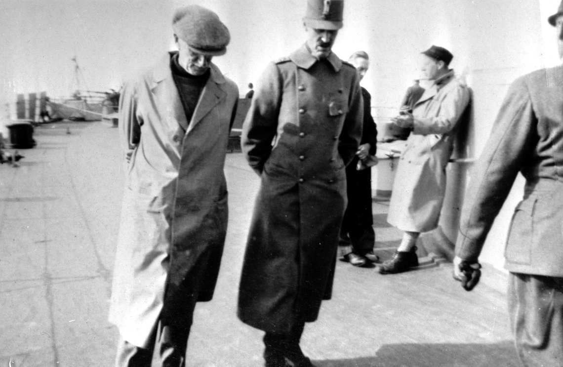 Krigen i Norge etter tyskernes overfall 9. april 1940. Kongen, kronprinsen og regjeringen flykter nordover, og forlater Norge med den britiske / allierte krysseren Devonshire. Kong Haakon spaserer på dekket sammen med Sir Cecil Dermer.
WW2 - Norway. Evacuation of King and Government on the British / Allied cruiser "Devonshire" . King Haakon and Sir Cecil Dermer strolling on deck. Krigen i Norge etter tyskernes overfall 9. april 1940. Kongen, kronprinsen og regjeringen flykter nordover, og forlater Norge med den britiske / allierte krysseren Devonshire. Kong Haakon spaserer på dekket sammen med Sir Cecil Dermer.
WW2 - Norway. Evacuation of King and Government on the British / Allied cruiser "Devonshire" . King Haakon and Sir Cecil Dermer strolling on deck.