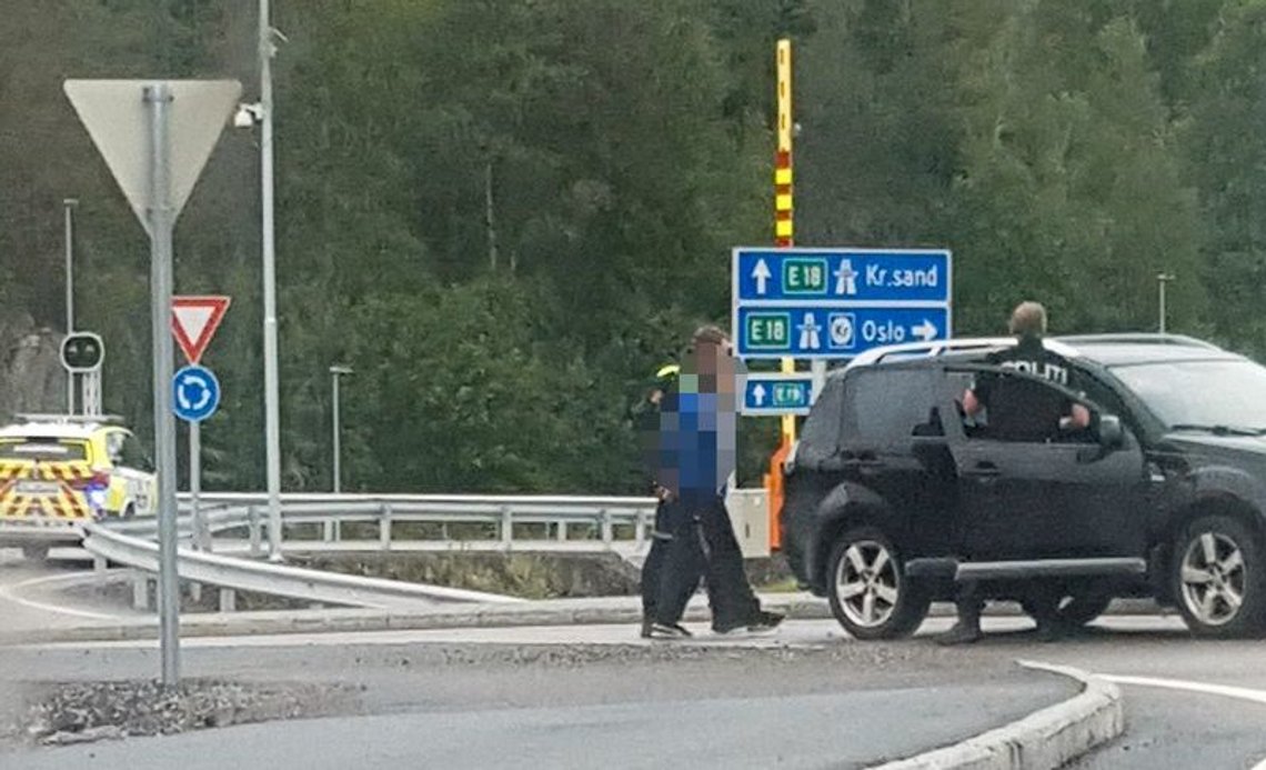 To menn er pågrepet etter at en kvinne ble tatt som gissel i et væpnet ran i Kragerø søndag kveld. Foto: Kristoffer Isaksen / NTB scanpix To menn er pågrepet etter at en kvinne ble tatt som gissel i et væpnet ran i Kragerø søndag kveld. Foto: Kristoffer Isaksen / NTB scanpix