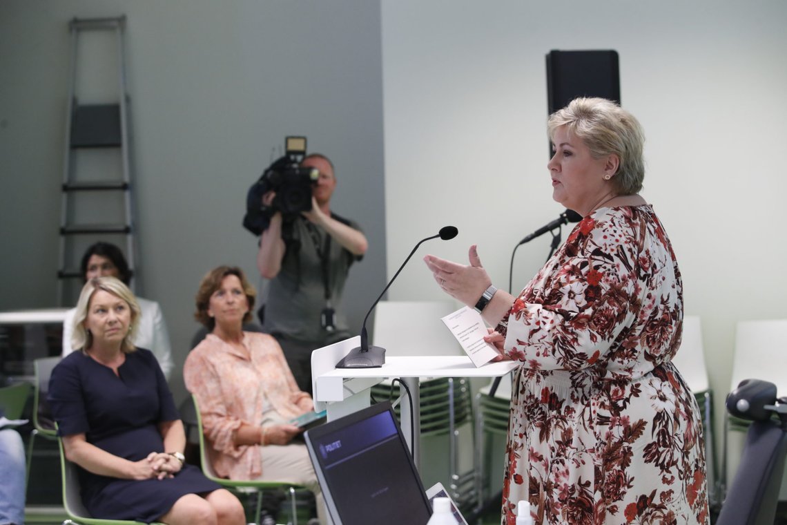 Sandvika 20200617.
Statsminister Erna Solberg og justis- og beredskapsminister Monica Mæland holder pressekonferanse om handlingsplanen mot radikalisering og voldelig ekstremisme onsdag.
Foto: Terje Bendiksby / NTB scanpix Sandvika 20200617.
Statsminister Erna Solberg og justis- og beredskapsminister Monica Mæland holder pressekonferanse om handlingsplanen mot radikalisering og voldelig ekstremisme onsdag.
Foto: Terje Bendiksby / NTB scanpix