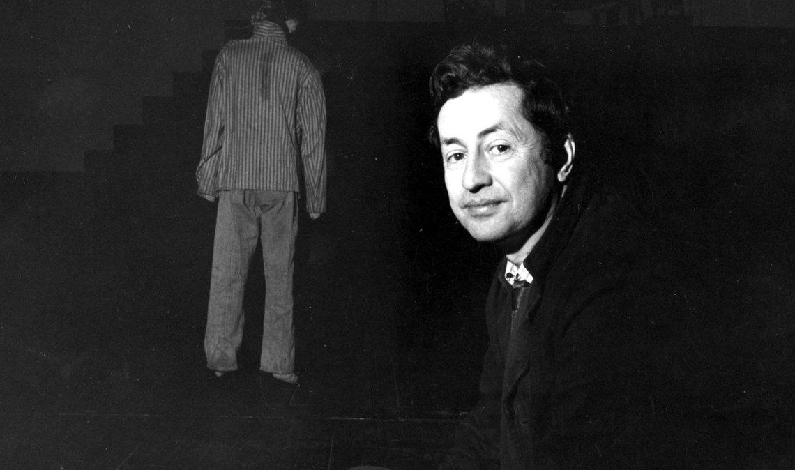OSLO; 1965. Forfatter Jens Bjørneboe (1920-1976). I et angrep på norsk fengselsvesen skriver Bjørneboe skuespillet ''Elegi for en hengt broder''. Stykket spilles på Oslo Nye Teater. Her er forfatteren fotografert under prøvene på stykket. I bakgrunnen ser man en ''hengt'' dukke.
Foto: Aktuell / SCANPIX / Sverre A. Børretzen OSLO; 1965. Forfatter Jens Bjørneboe (1920-1976). I et angrep på norsk fengselsvesen skriver Bjørneboe skuespillet ''Elegi for en hengt broder''. Stykket spilles på Oslo Nye Teater. Her er forfatteren fotografert under prøvene på stykket. I bakgrunnen ser man en ''hengt'' dukke.
Foto: Aktuell / SCANPIX / Sverre A. Børretzen