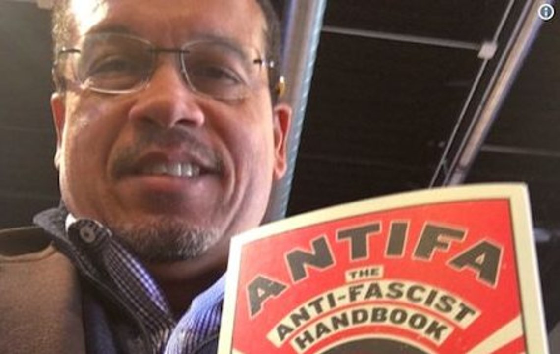 Keith Ellison var den første muslimen som ble innvalgt til Representantenes hus, i 2017-18 var han nestleder for Demokratenes nasjonale komité og nå er han riksadvokat Attorney General) i Minnesota. her poserer han med boken The Antifa Handbook, som er en historisk gjennomgang av anti-fascistiske bevegelser, men Ellisons budskap synes mer beregnet på Demokratenes venstreside. Foto: Twitter Keith Ellison var den første muslimen som ble innvalgt til Representantenes hus, i 2017-18 var han nestleder for Demokratenes nasjonale komité og nå er han riksadvokat Attorney General) i Minnesota. her poserer han med boken The Antifa Handbook, som er en historisk gjennomgang av anti-fascistiske bevegelser, men Ellisons budskap synes mer beregnet på Demokratenes venstreside. Foto: Twitter